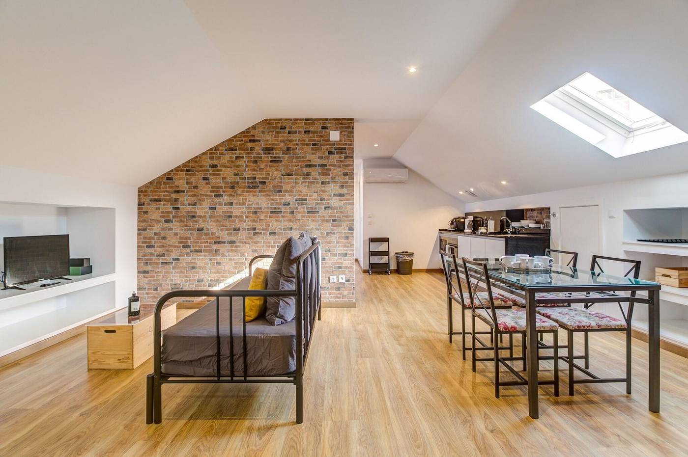 Home-Out-Rooms---Apartments-Room-24