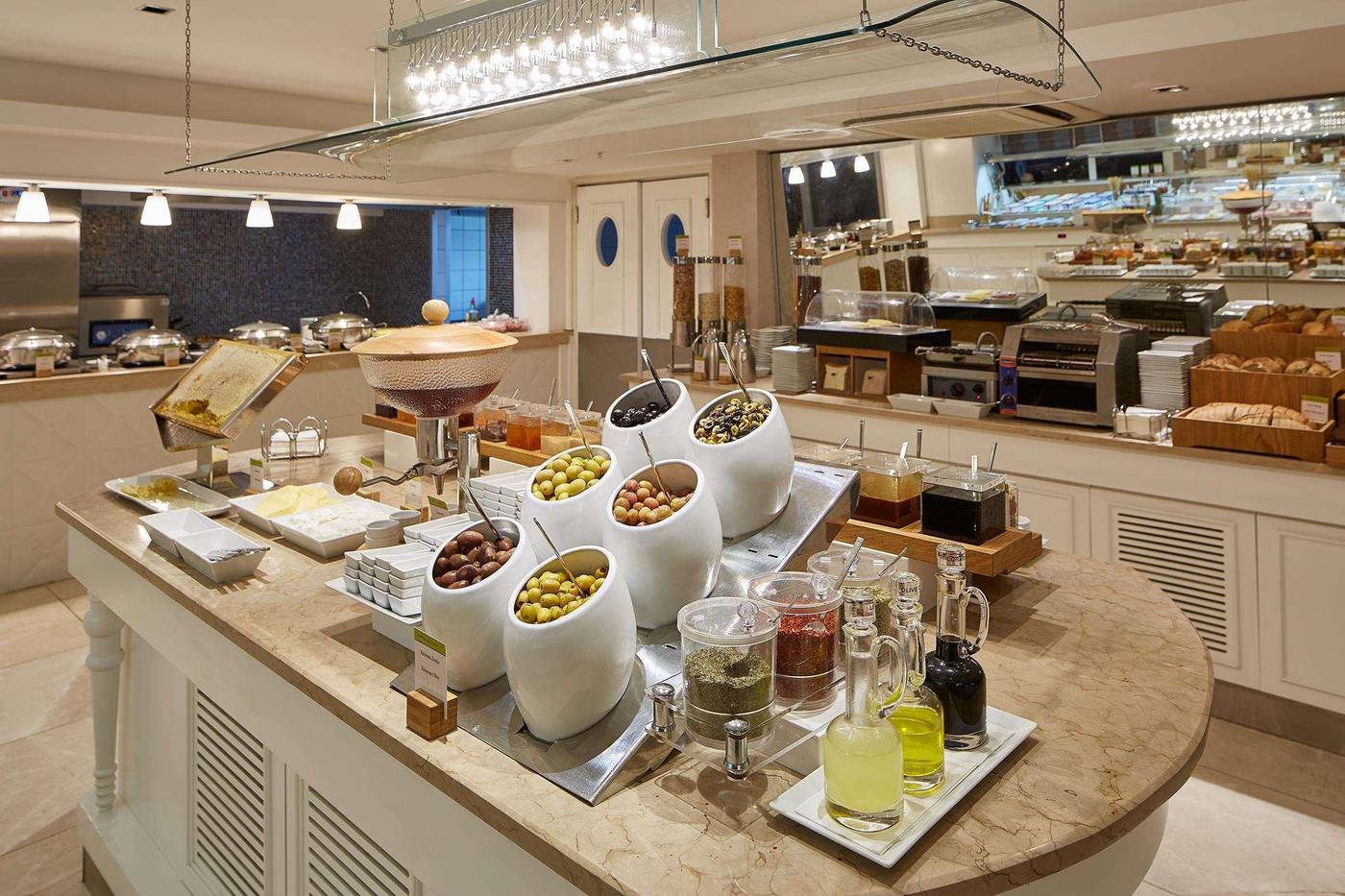 DoubleTree-By-Hilton-Izmir-Alsancak-Restaurant-43