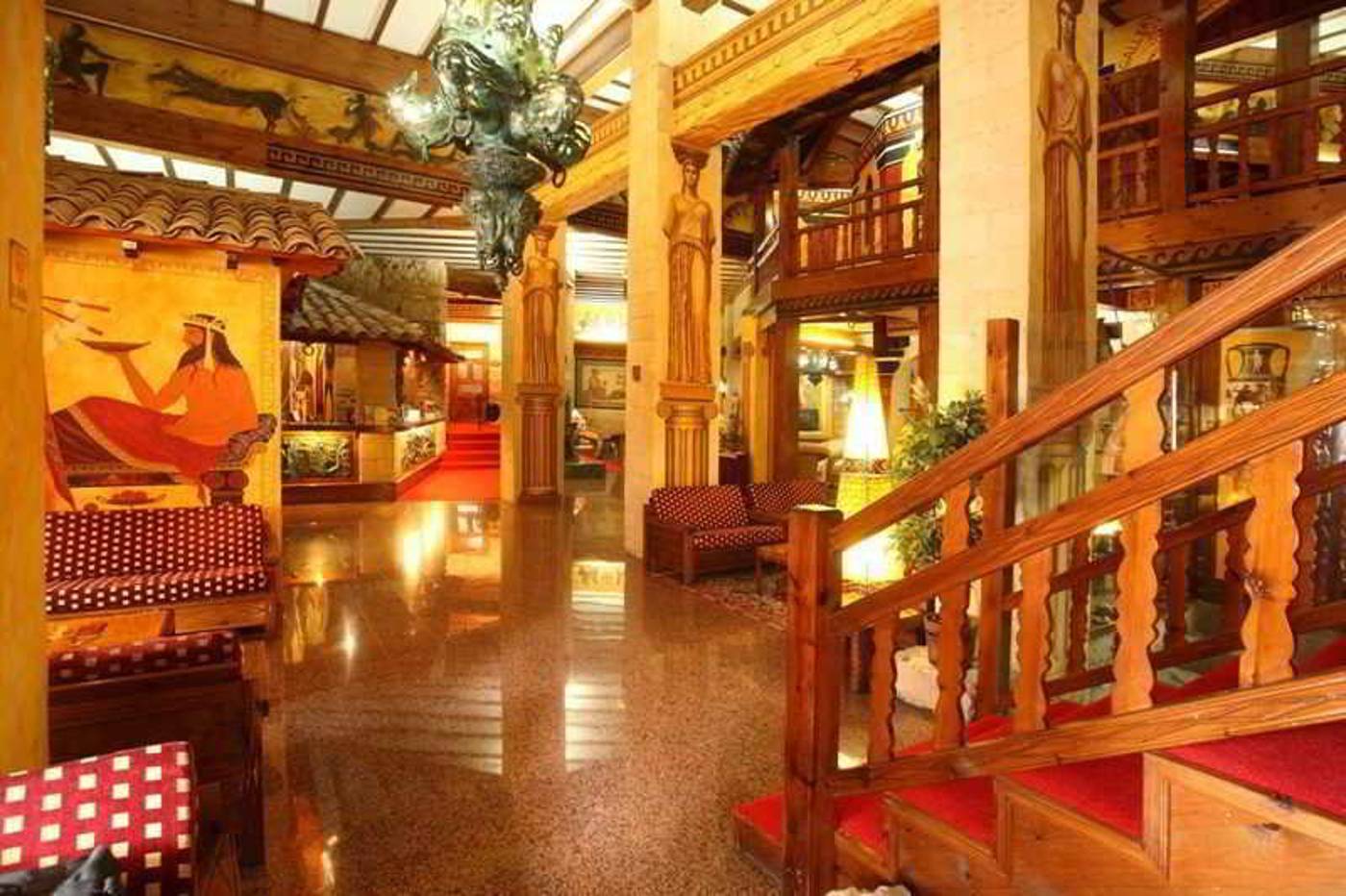 Roman-Lobby-15