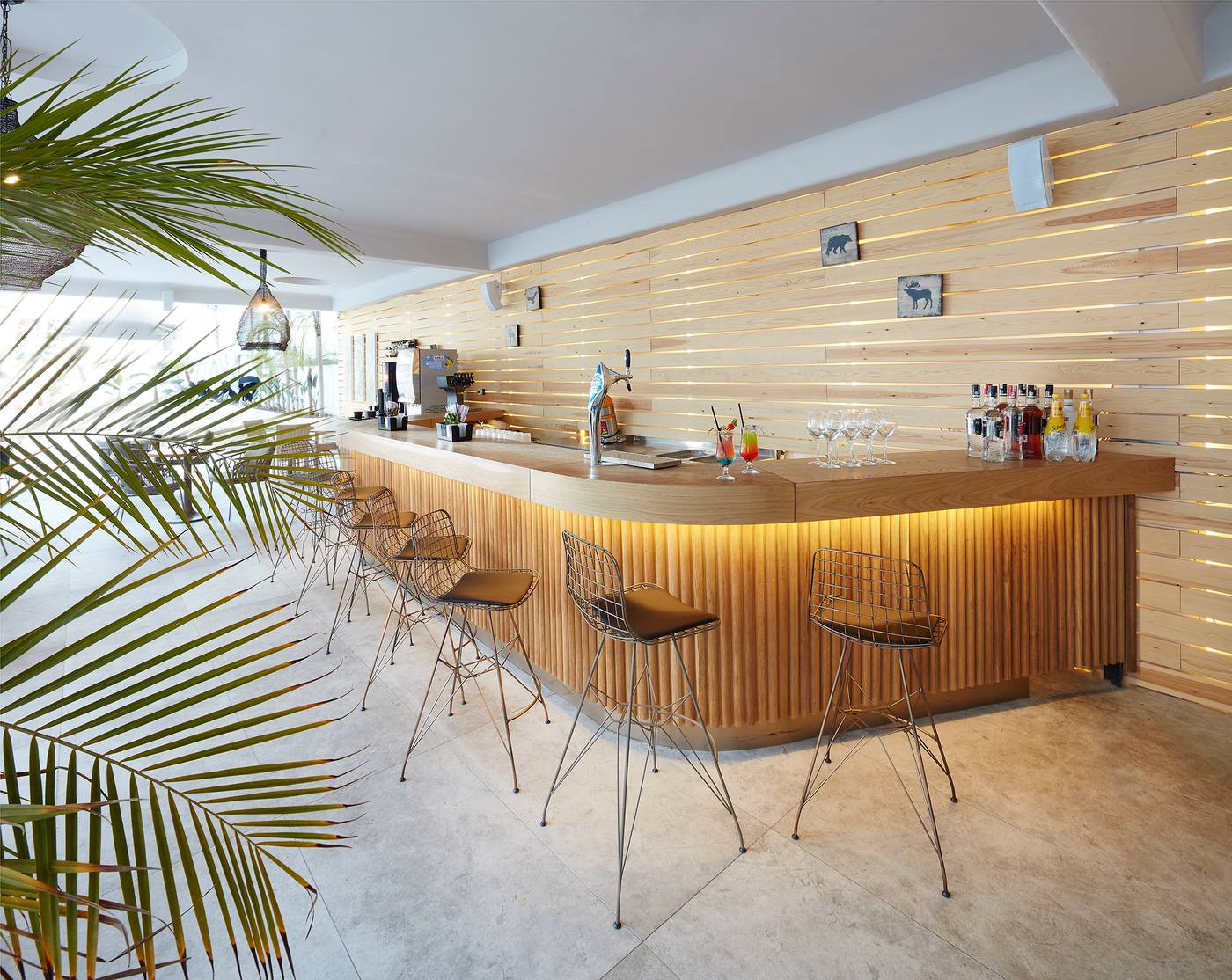 Lalila-Blue-Suites-Bar-13