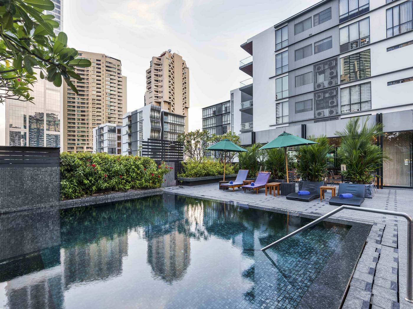 Maitria-Hotel-Sukhumvit-18-Bangkok-Pool-1