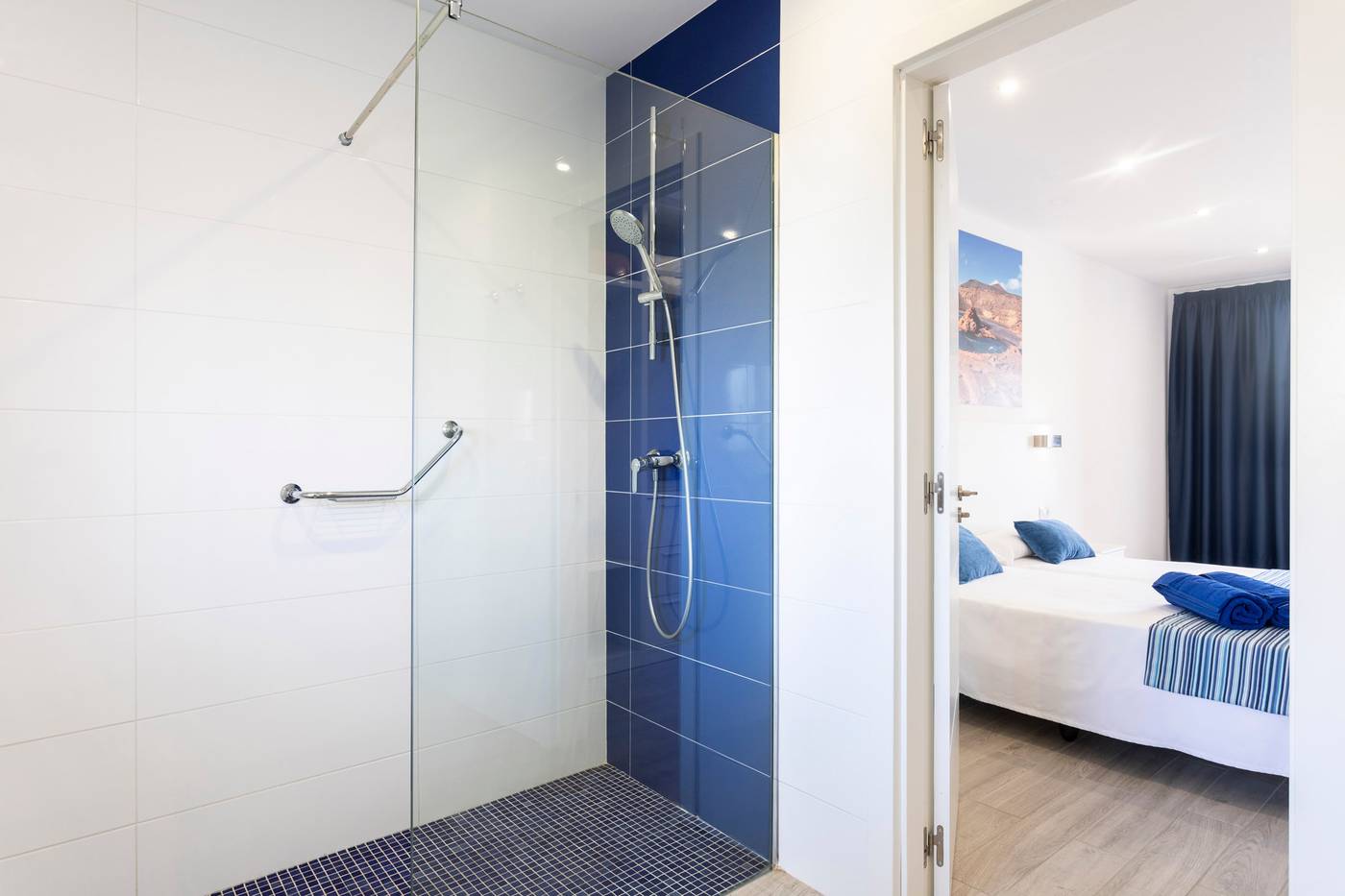 Globales-Costa-Tropical-Room-23