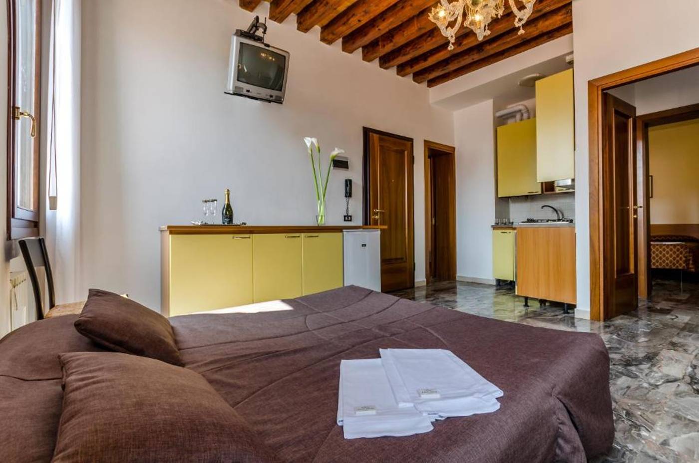Venice-Apartments-Room-4