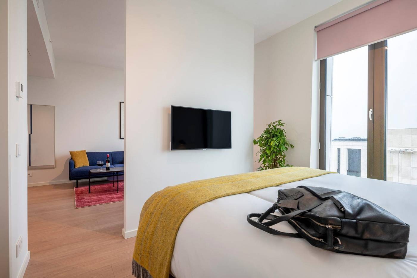 Premier-Suites-Plus-Amsterdam-Room-25