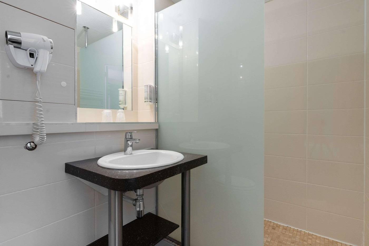 Brit Hotel Avignon Sud - Le Calendal-France-AVIGNON-Room-9