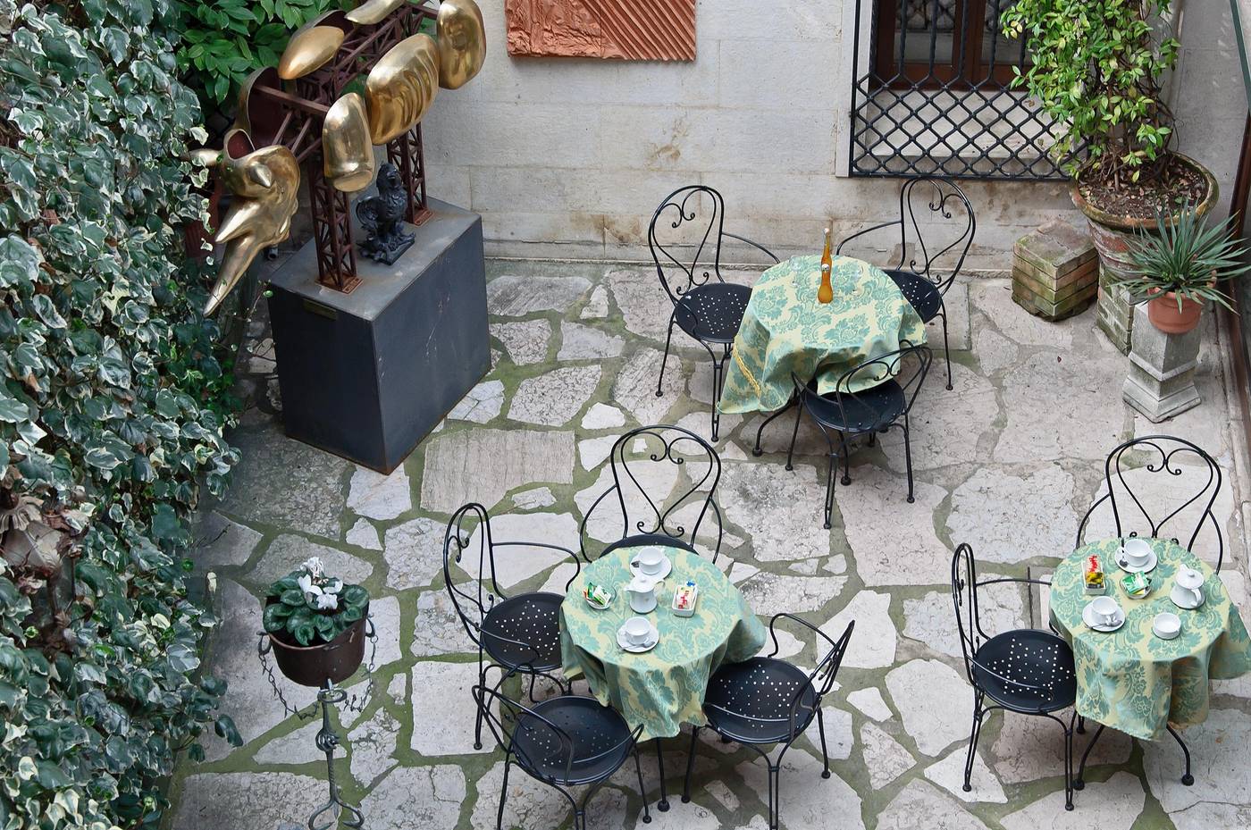 La-Fenice-et-des-Artistes-Terrace-77