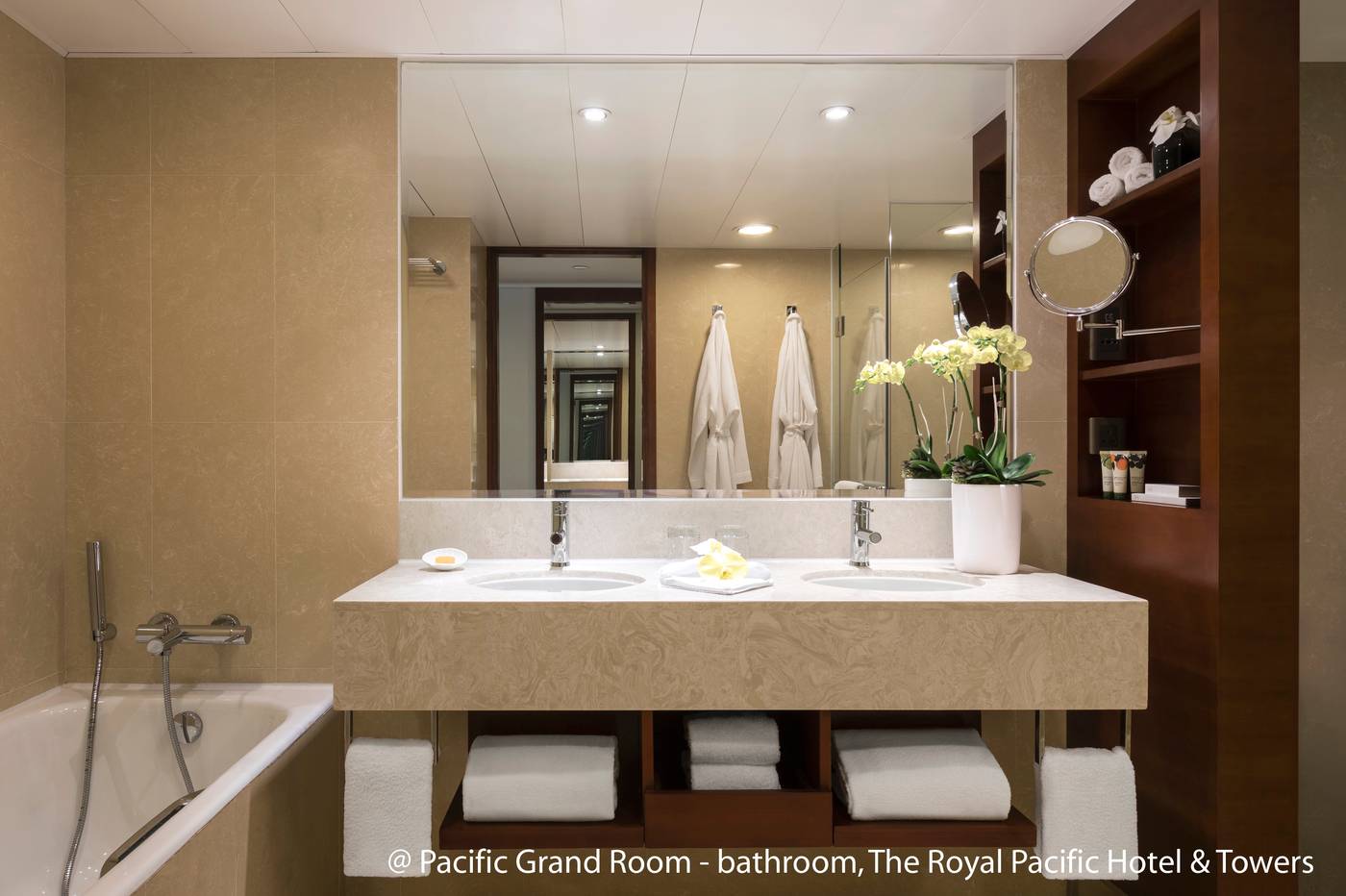 Royal-Pacific-Hotel-and-Towers-Room-16