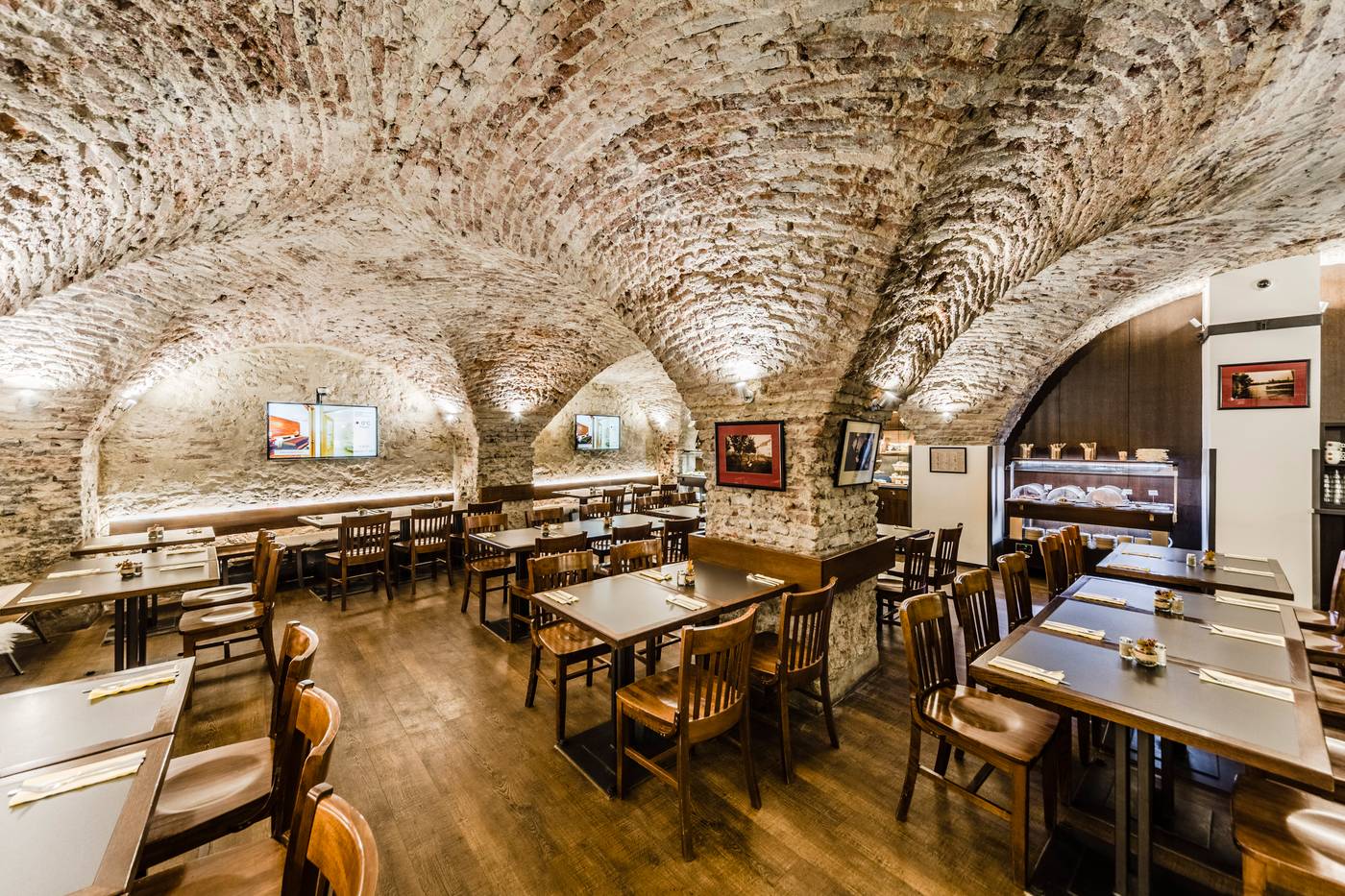 Archibald-at-the-Charles-Bridge-General-view-39