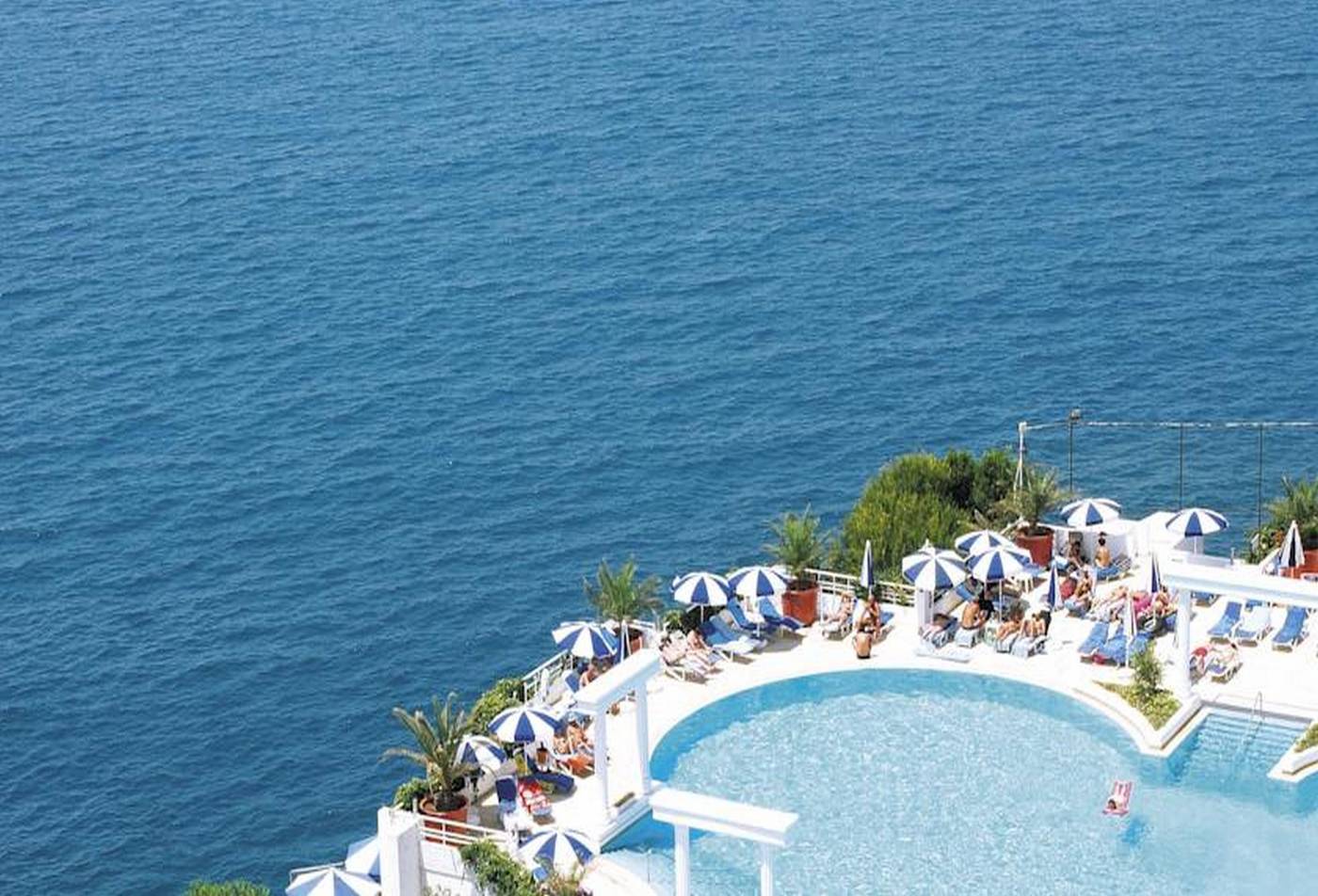 Korumar-Hotel-De-Luxe-Pool-3