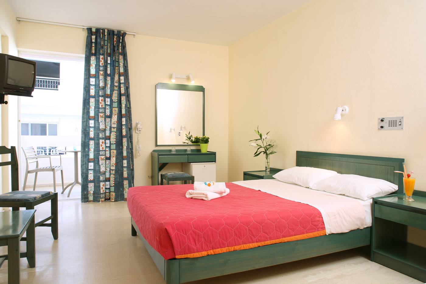 Evelyn-Beach-Room-19