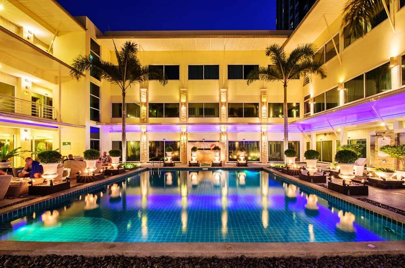 Qiu-Hotel-Sukhumvit-Pool-2