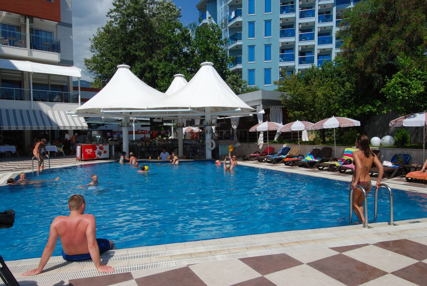 Grand-Okan-Hotel-Pool-3