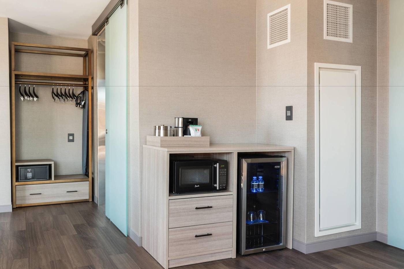 Ac-Hotel-By-Marriott-Boston-Cleveland-Circle-Room-8