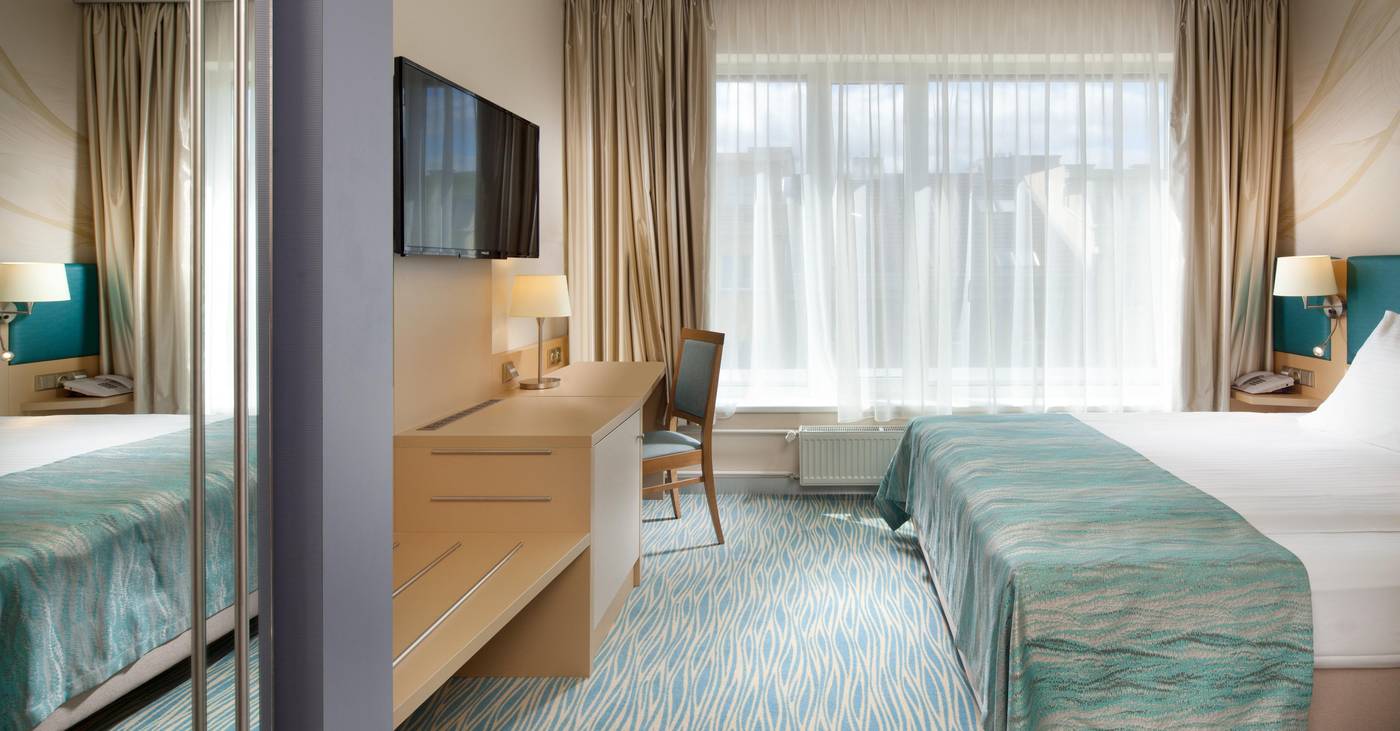 Holiday-Inn-Prague-Congress-Centre-Room-9