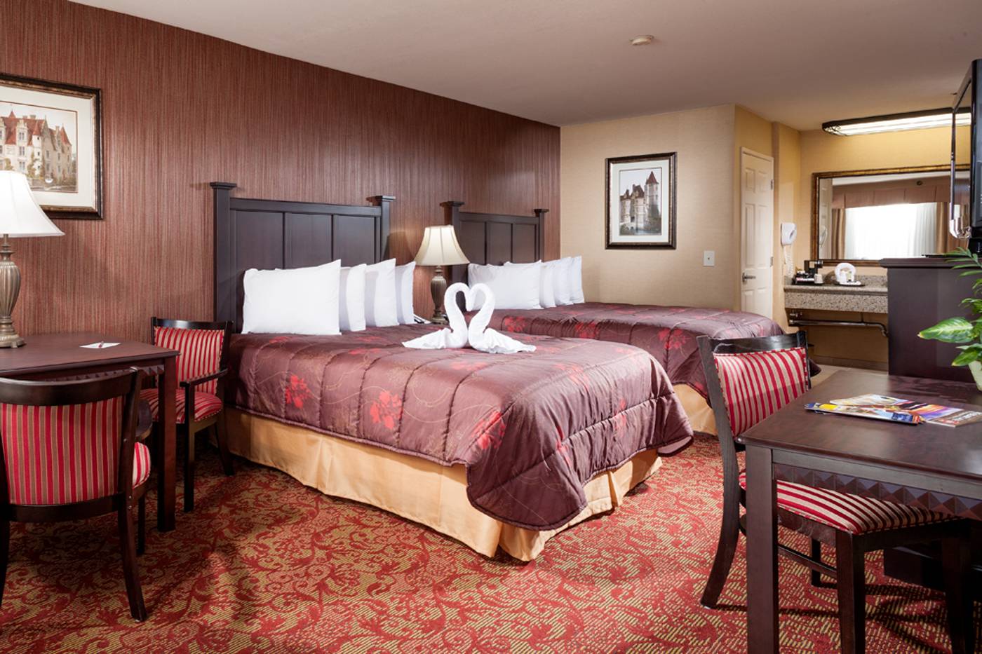 Castle-Inn-and-Suites-Room-10