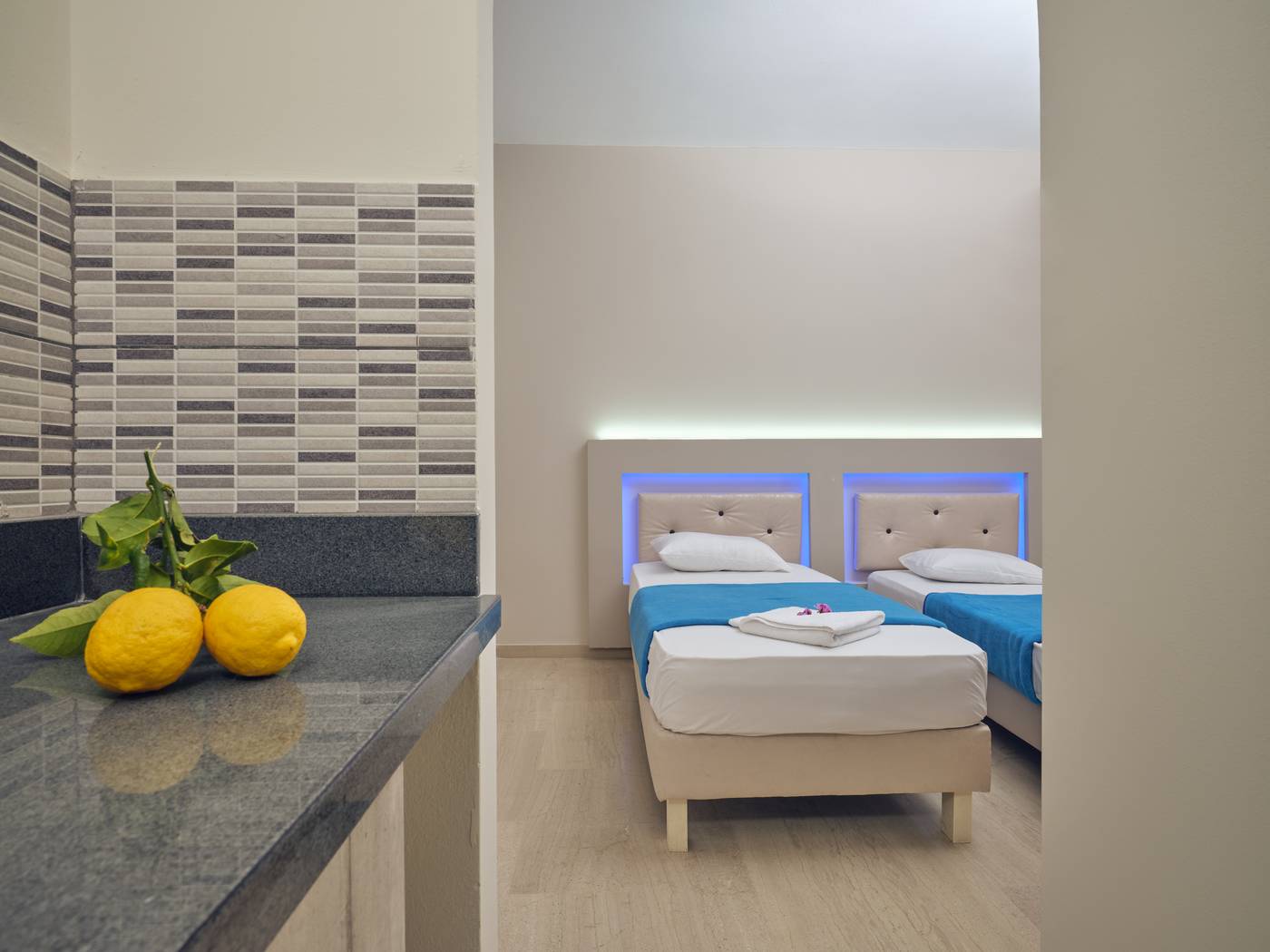 Savvas-De-Mar-Room-19