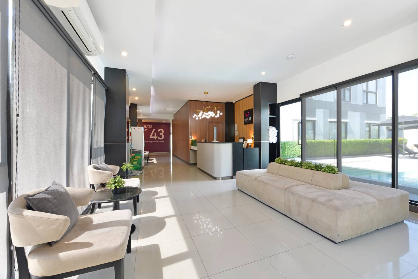 Gate43-Airport-Hotel-Lobby-5