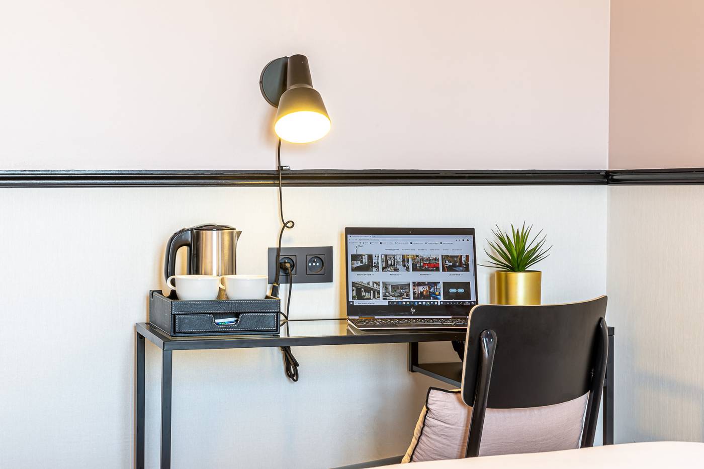 At-Gare-du-Nord-Room-8