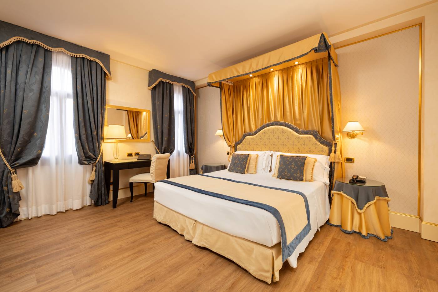 A-La-Commedia-Room-6