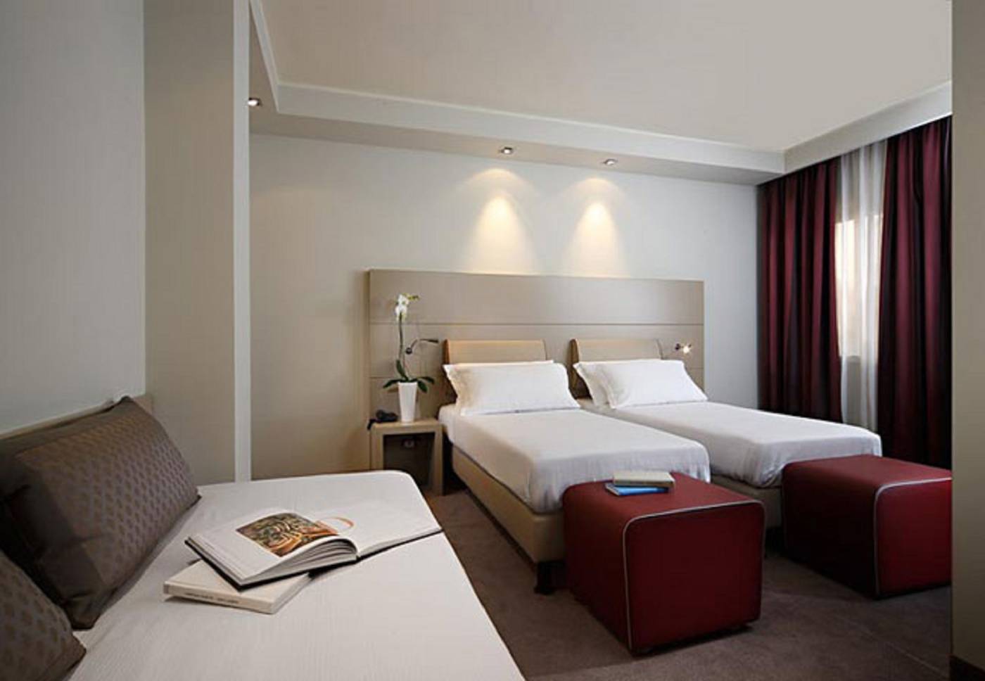 Smart-Hotel-Holiday-Room-31