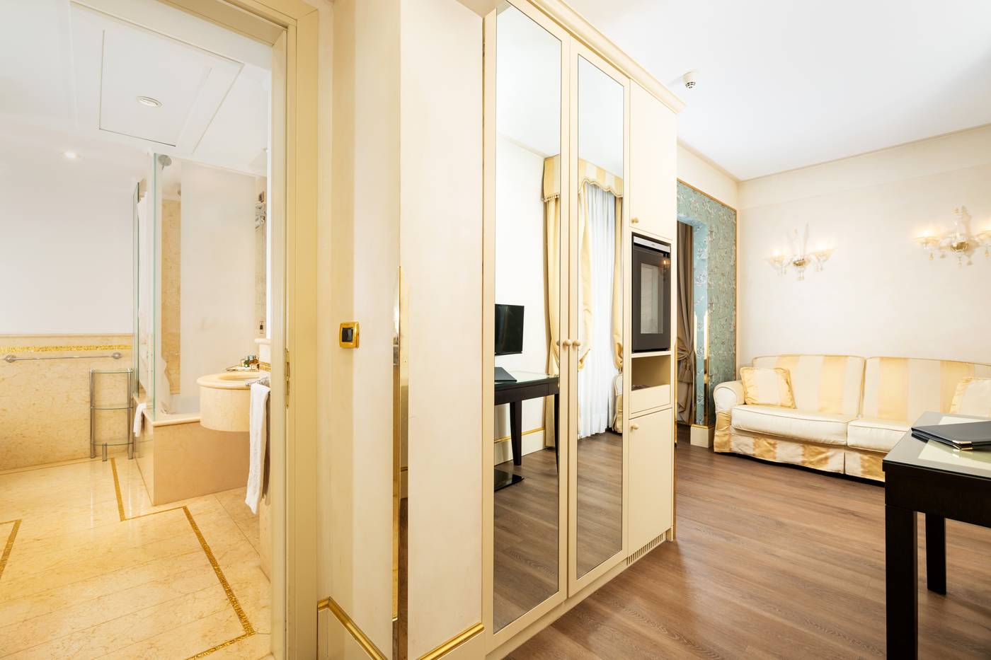 A-La-Commedia-Room-34