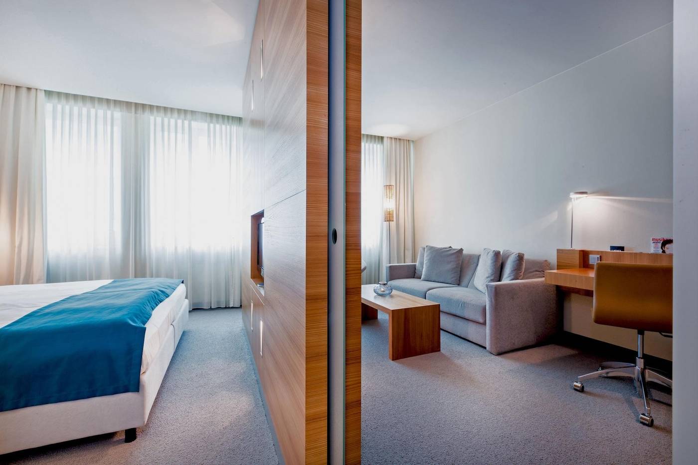 Lindner-Hotel-Berlin-Ku-damm--part-of-JdV-by-Hyatt-Room-30