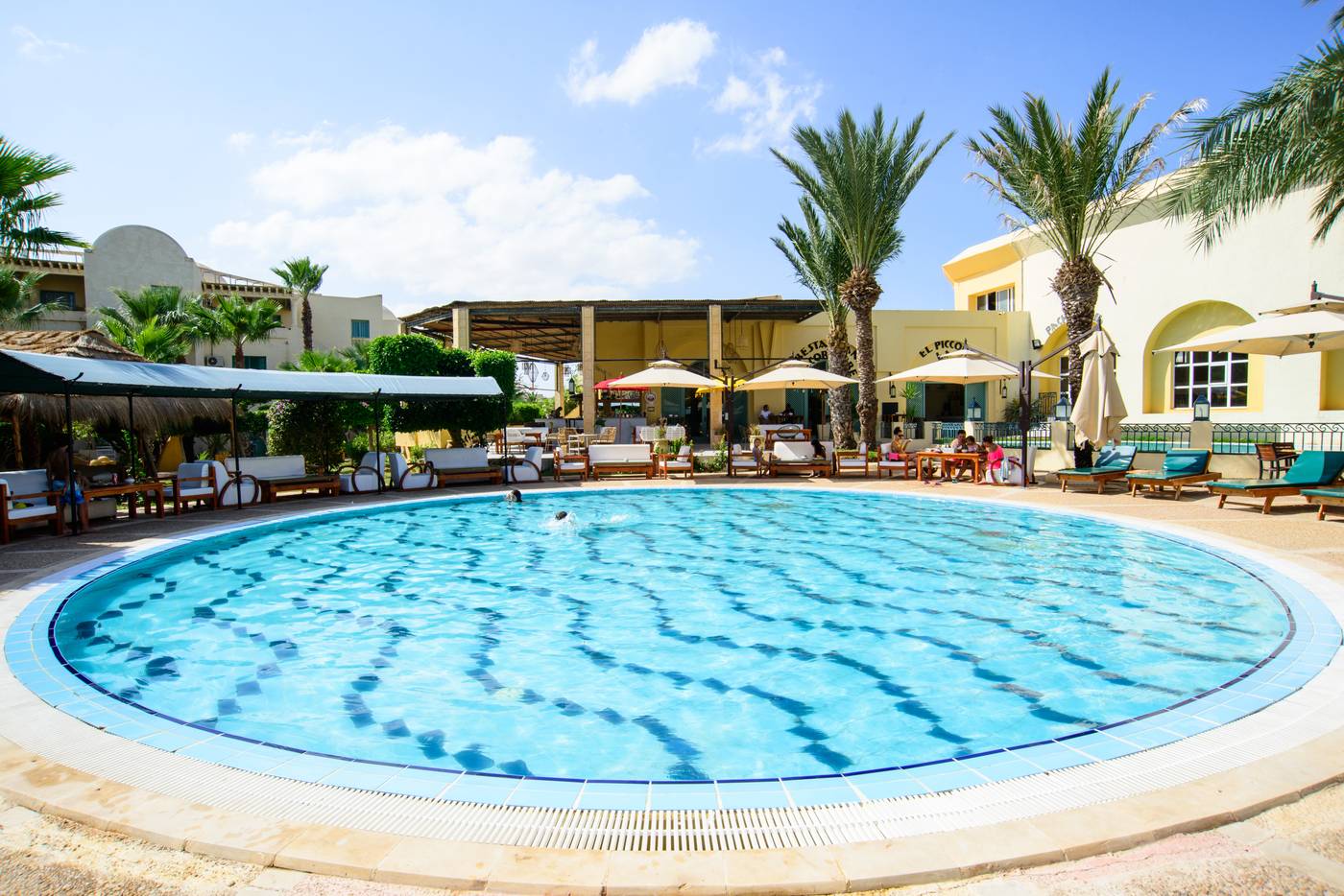 Hotel-Suite-Les-Charmilles-Pool-2