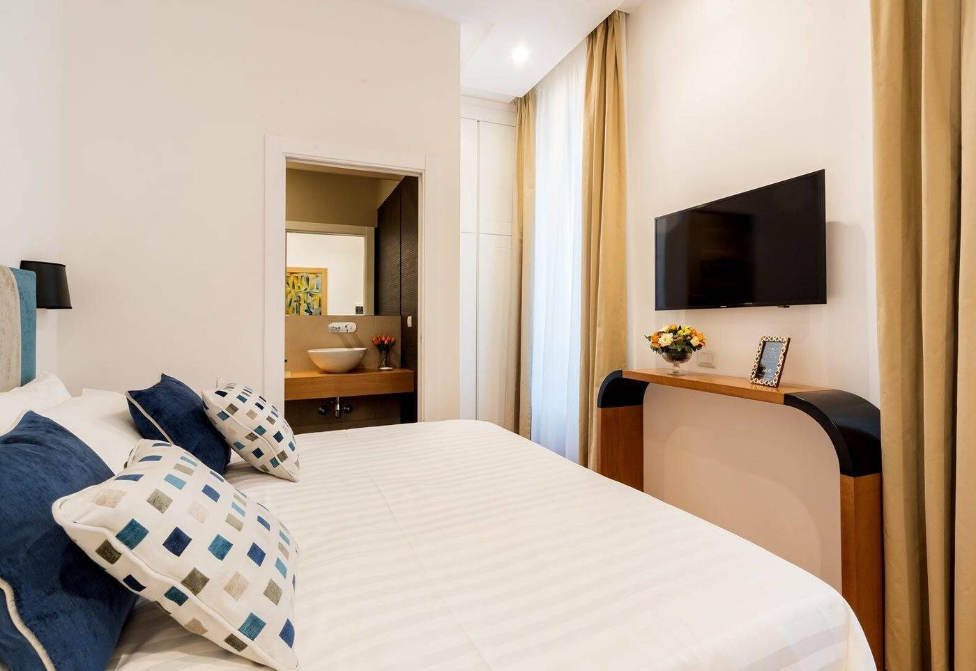 900-Piazza-Del-Popolo-Room-12