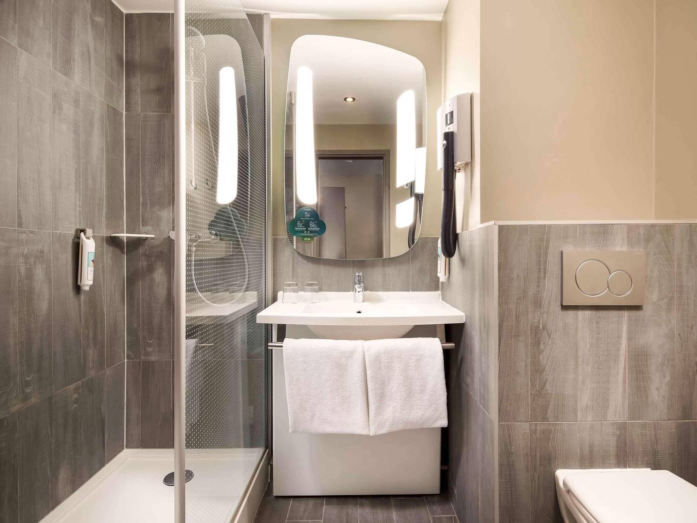 Ibis-Hotel-Heroes-Square-Room-50