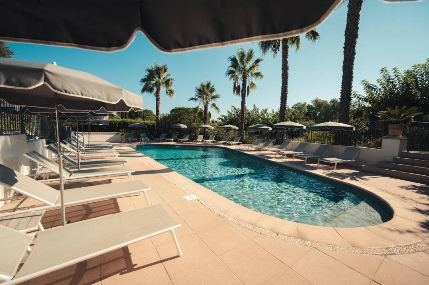 Hotel-Le-Catalogne-Pool-5