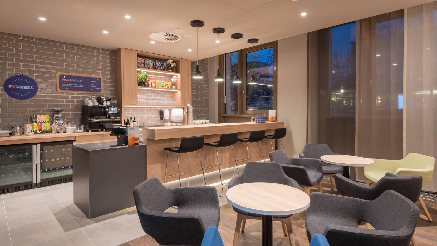 Holiday-Inn-Express-and-Suites-Potsdam-Bar-13