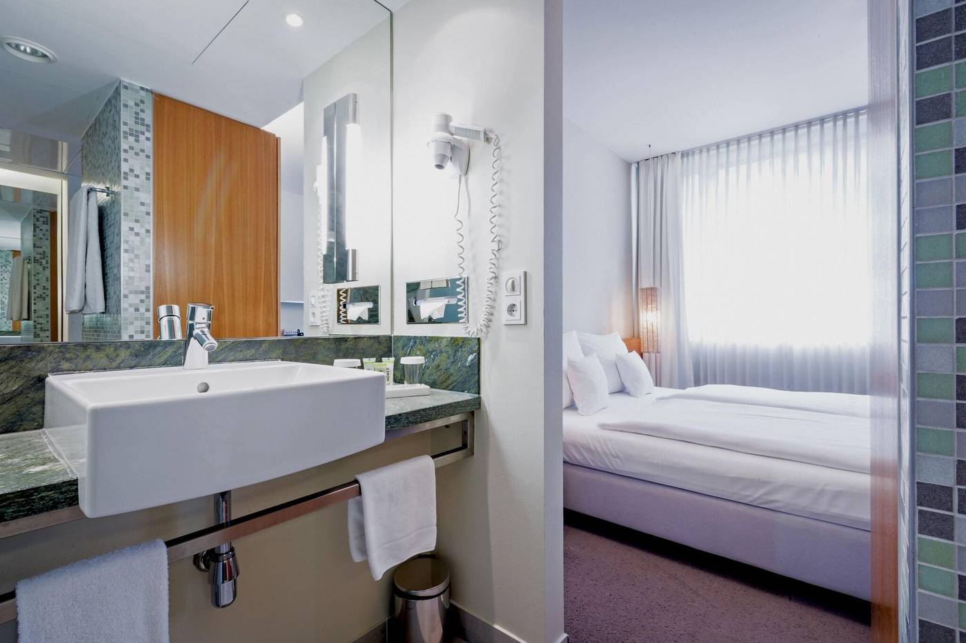 Lindner-Hotel-Berlin-Ku-damm--part-of-JdV-by-Hyatt-Room-39