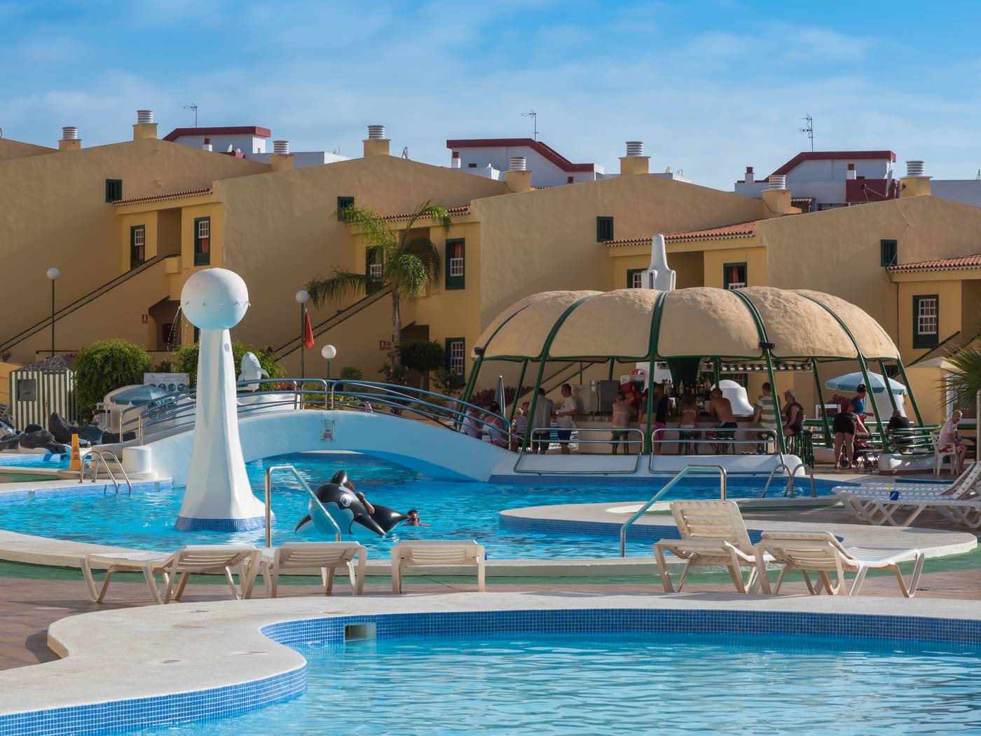 Laguna-Park-I-Pool-2