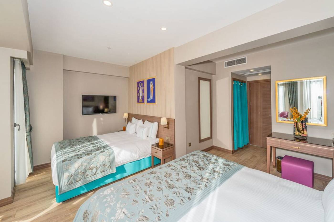 Taximist-Hotel-Room-5