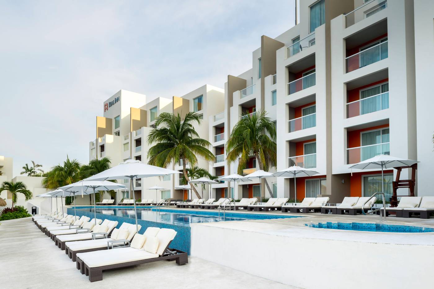 Real-Inn-Cancun-Pool-2