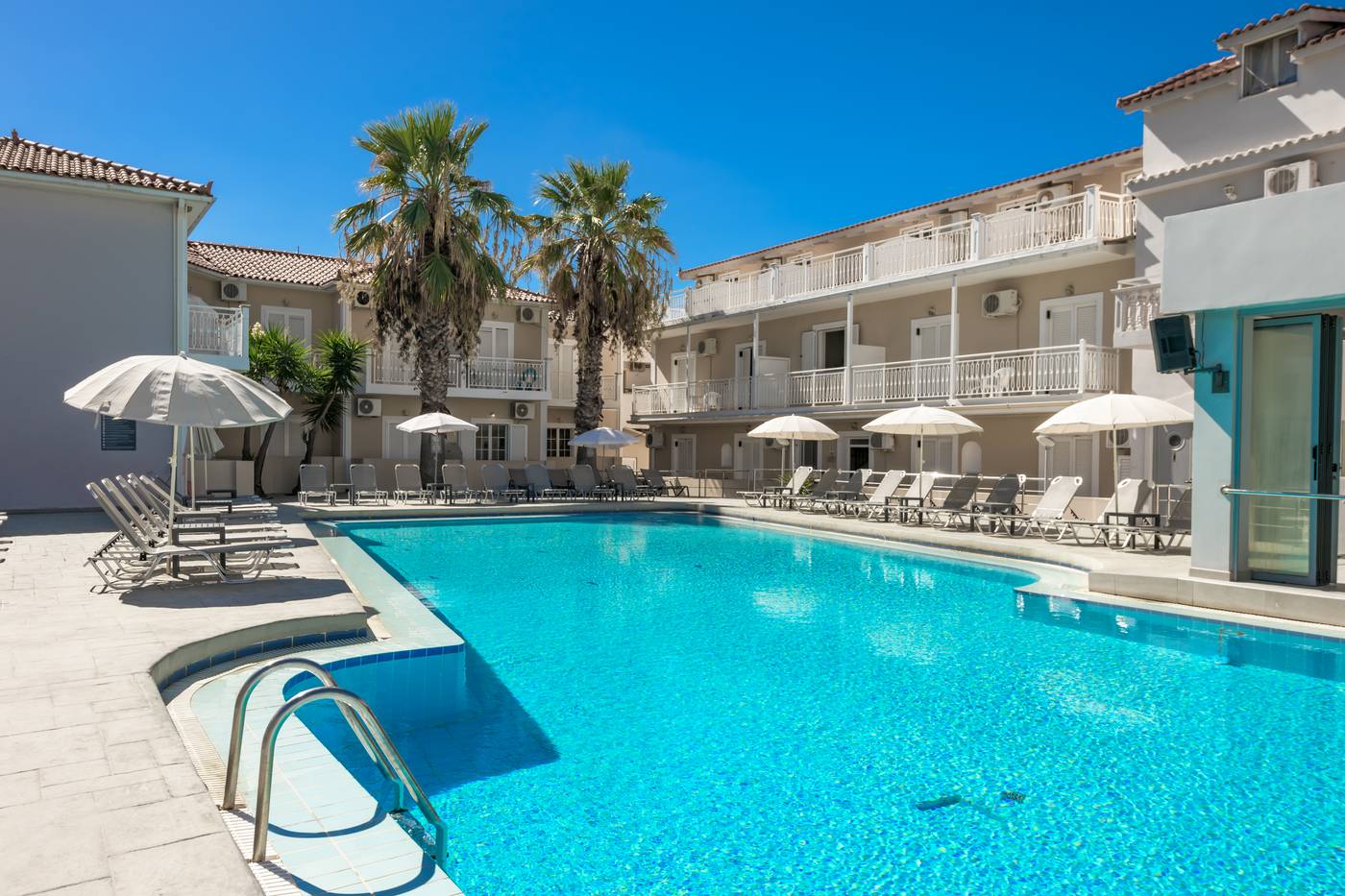 Canadian-Hotel-Pool-1