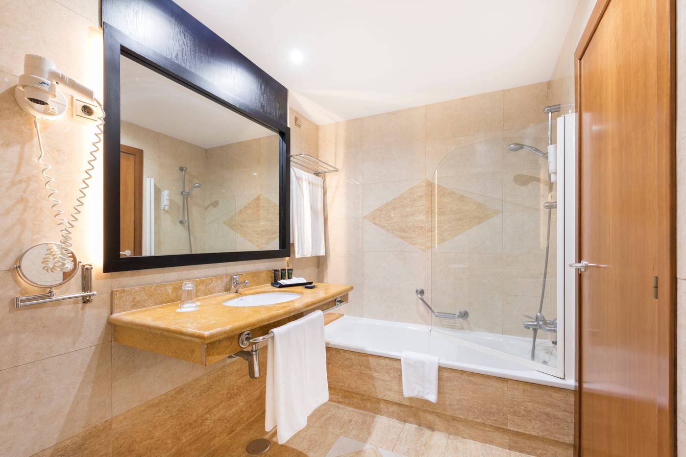 Be-Live-Experience-la-Ni----a-Room-27