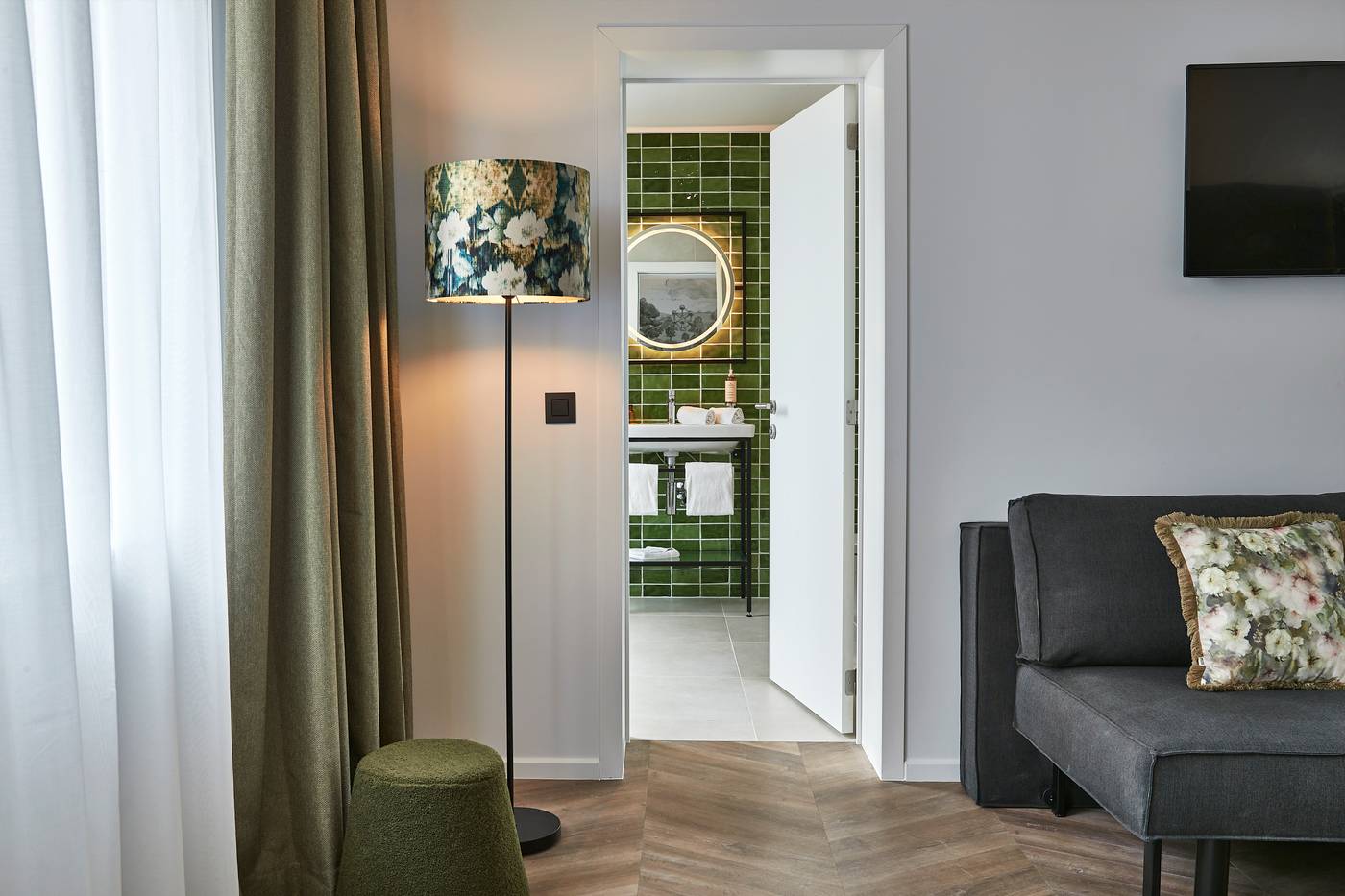 Urban-Yard-Hotel-Room-22