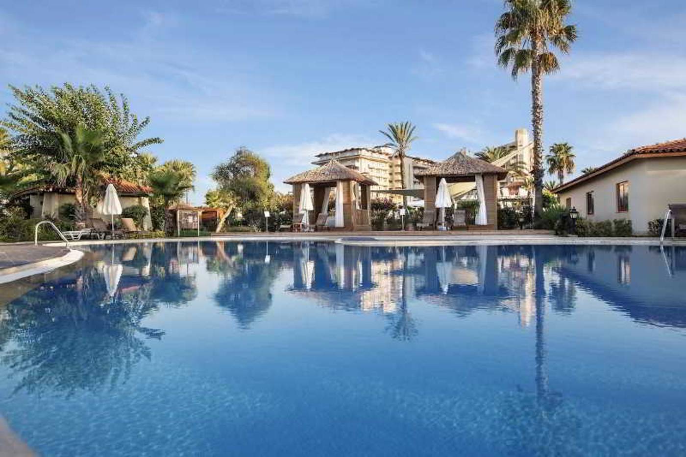 Bellis-Deluxe-Hotel-Pool-4