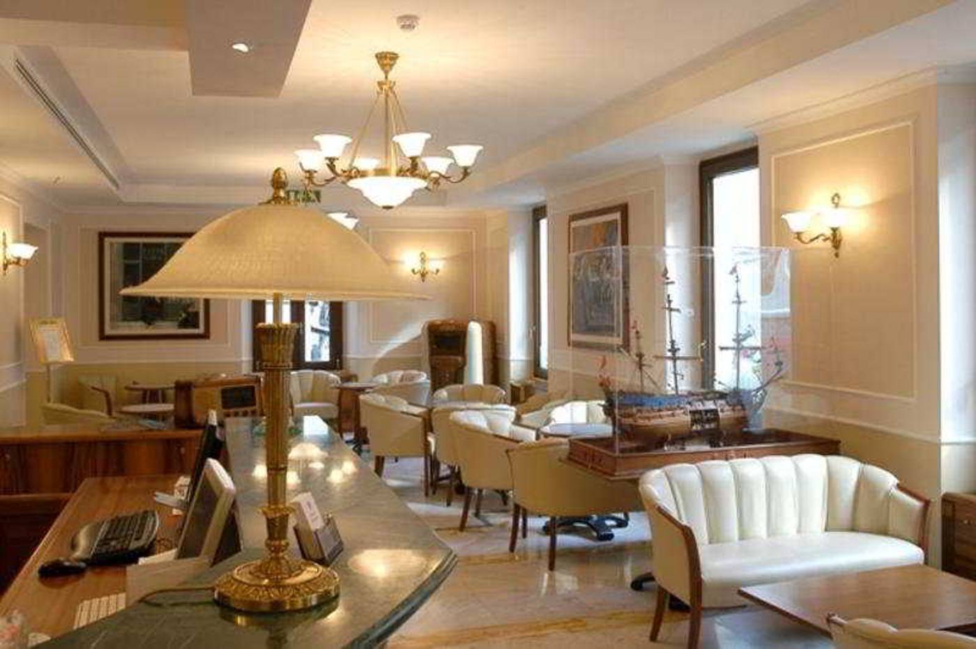 Tmark-Hotel-Vaticano-Lobby-9