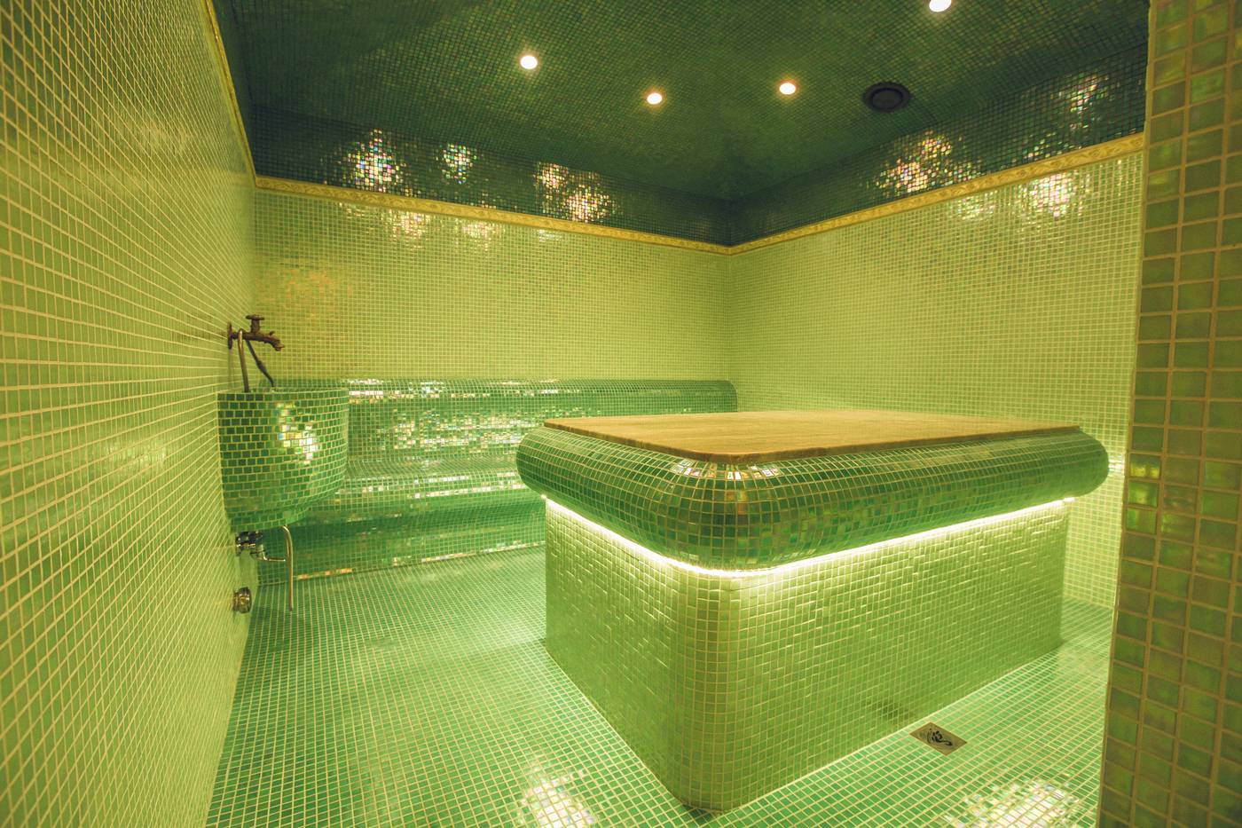 Avenue-Deluxe-Sports-and-Entertainment-23