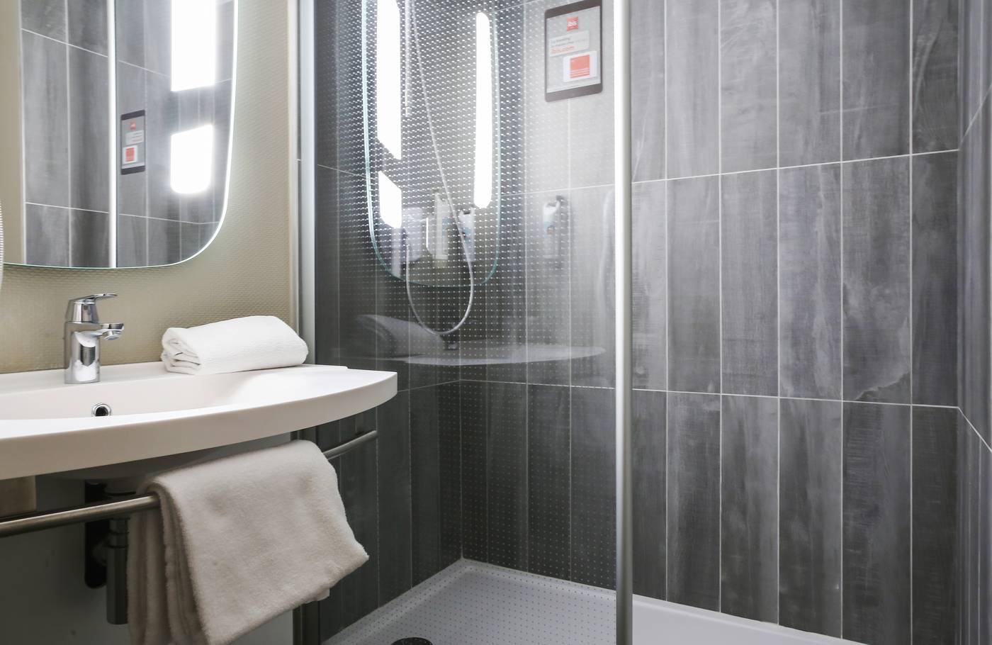 Ibis-Paris-Gare-du-Nord-Chateau-Landon-10th-Hotel-Room-27