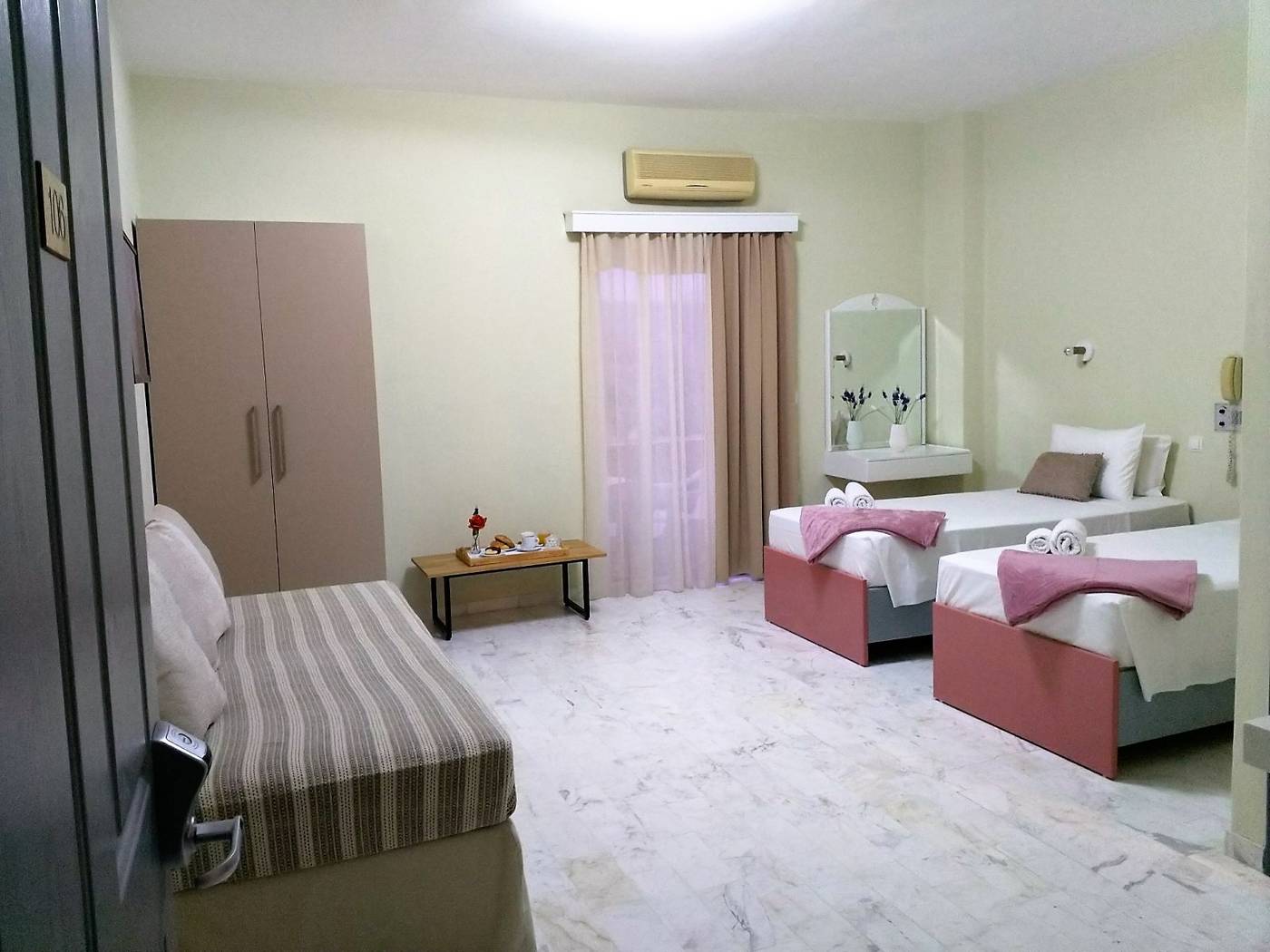 Top-Hotel-Room-29