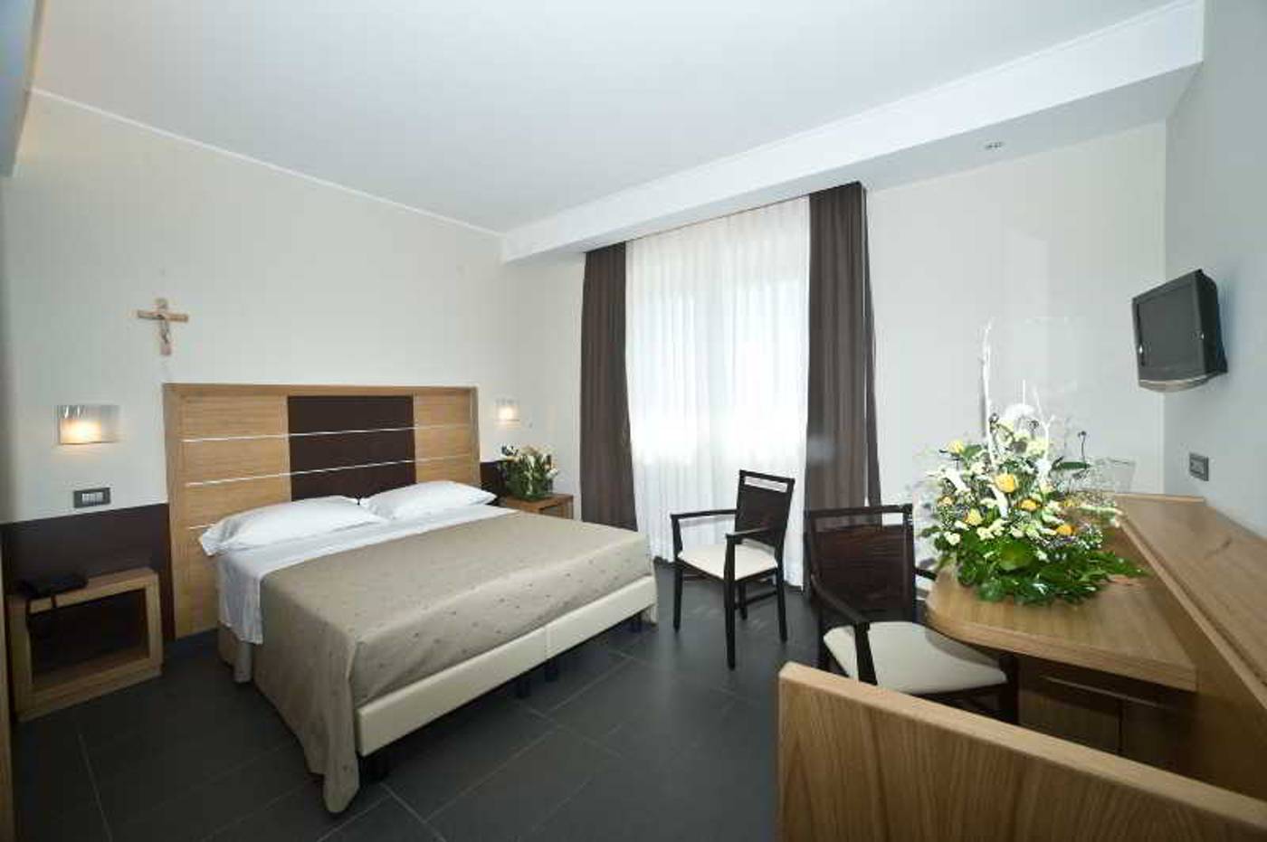 Vittoria Hotel-Italy-San Giovanni Rotondo-Room-9