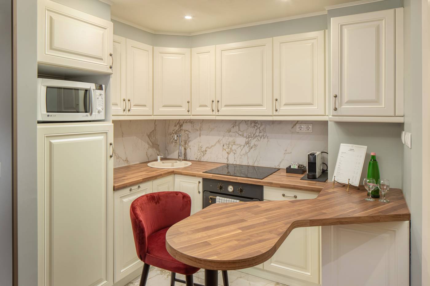 Queen-s-Court-Hotel-and-Residence-Room-7