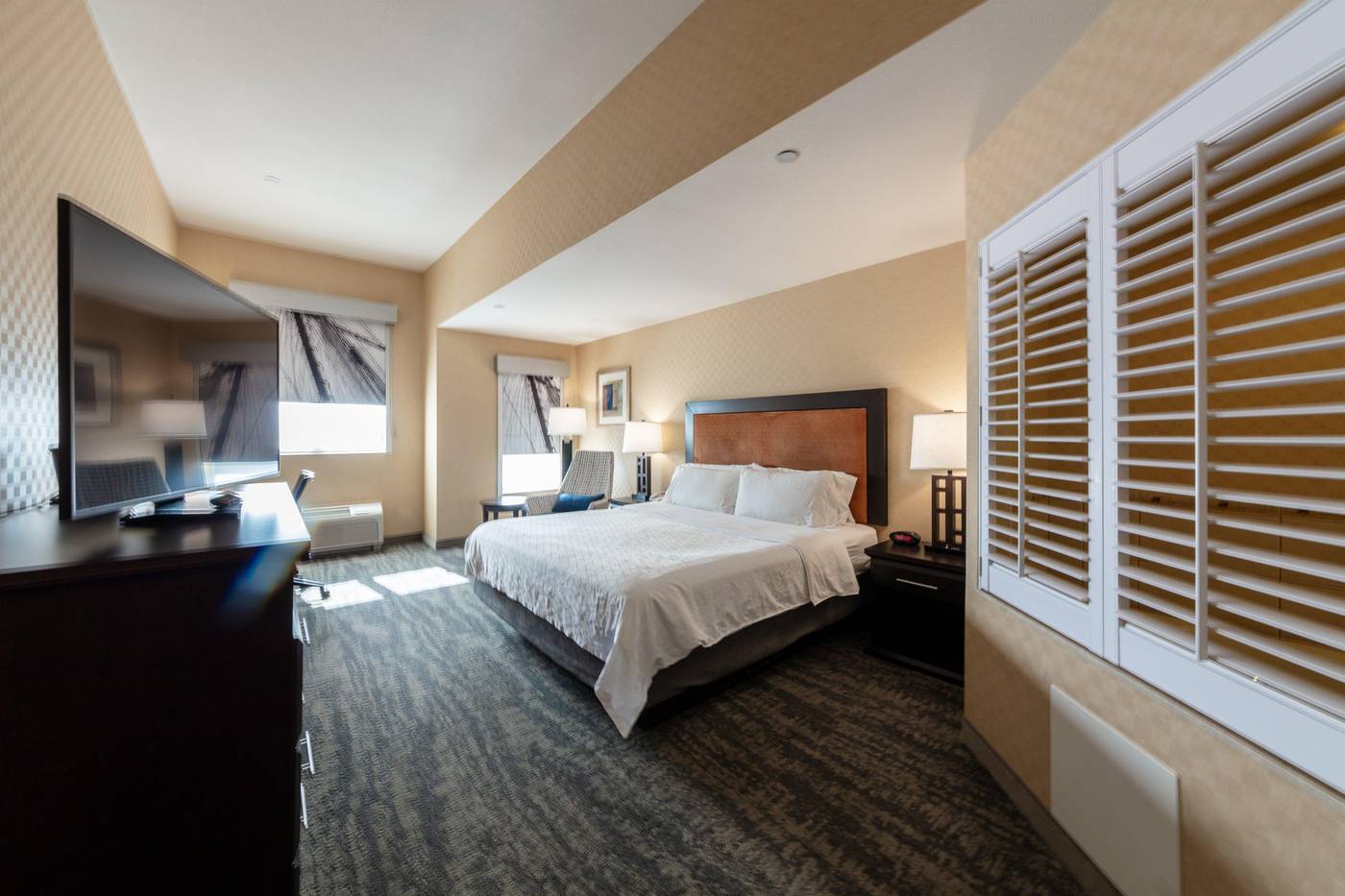 Holiday-Inn-Express---Suites-Riverport-Room-30