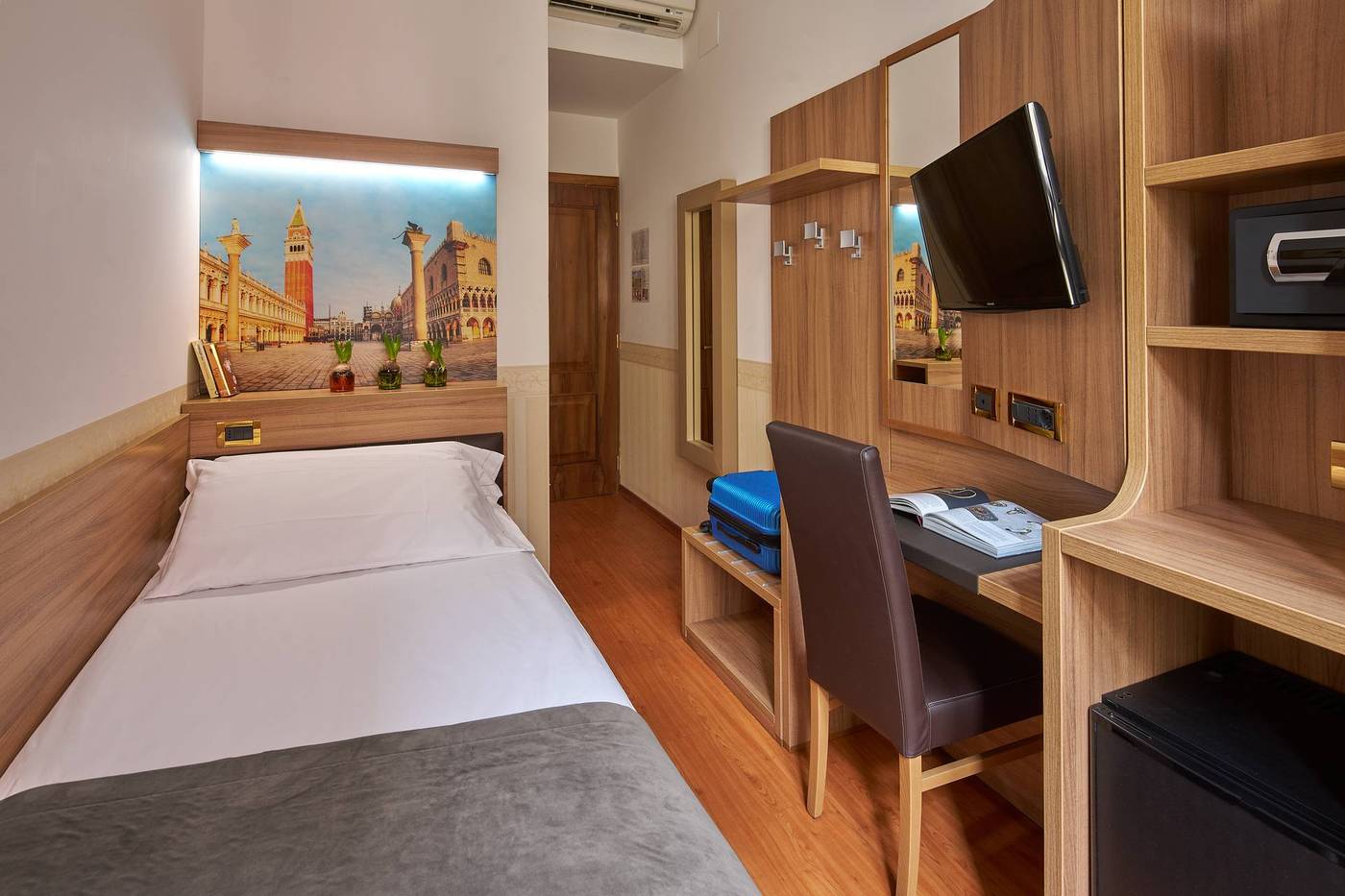 Unahotels-Ala-Venezia--Adults-16--Room-3