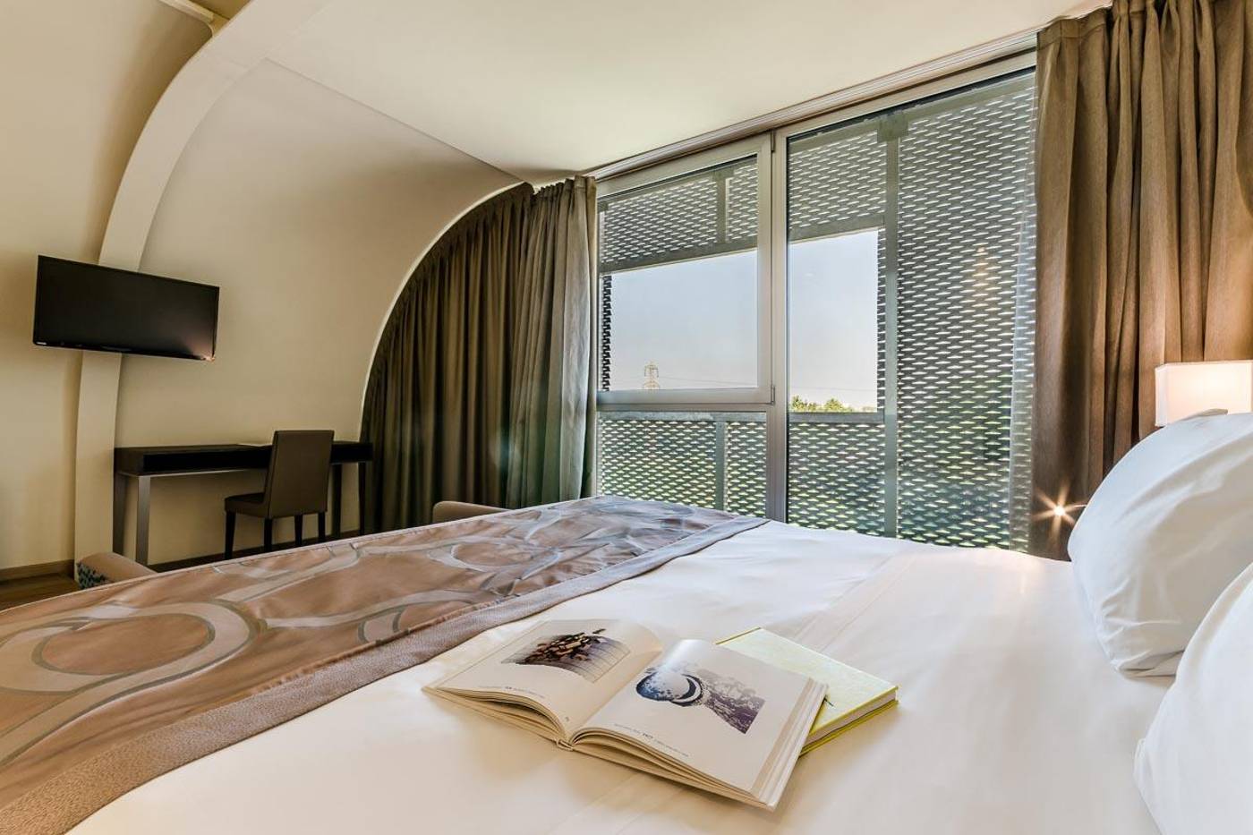 Smart-Hotel-Holiday-Room-23