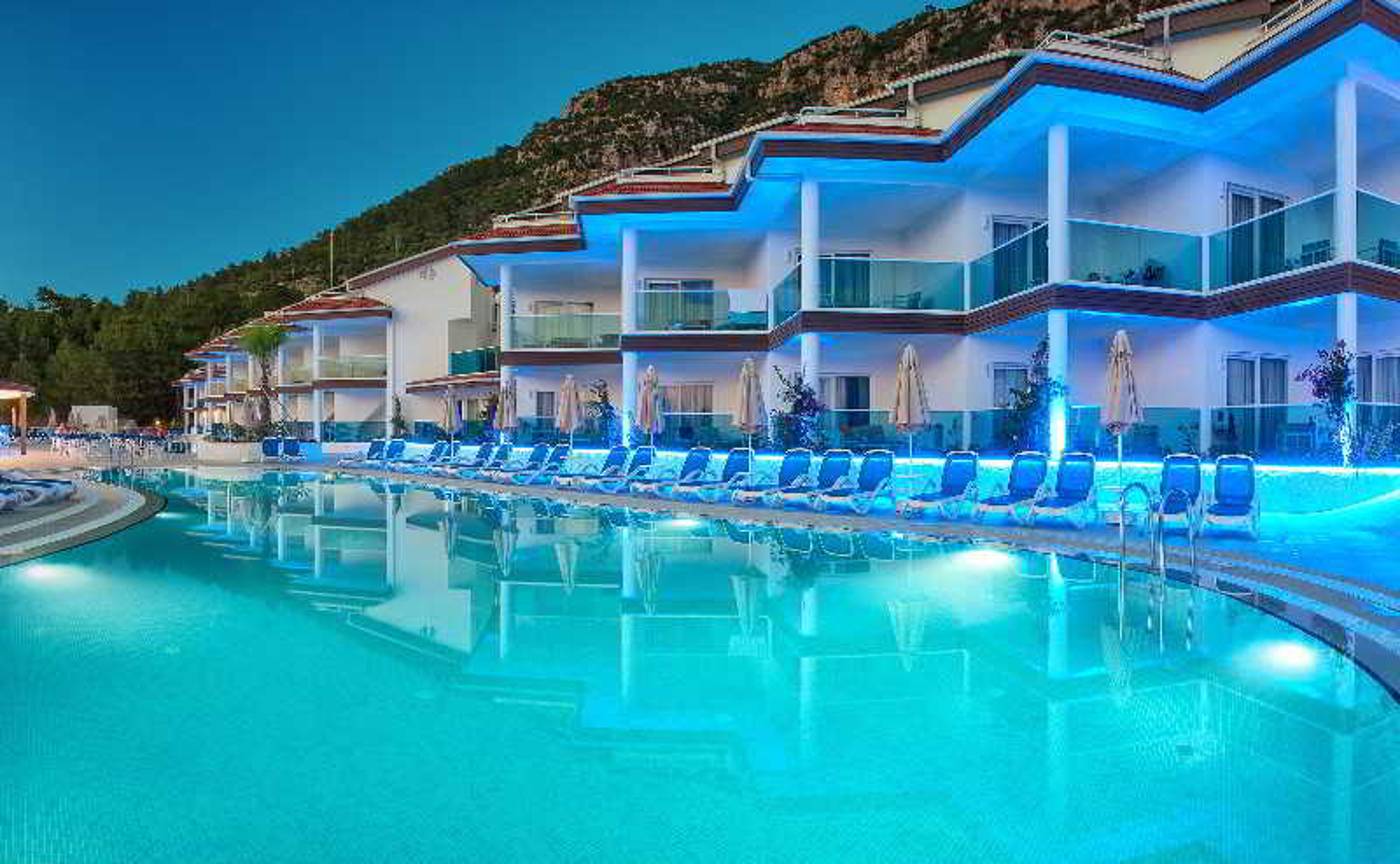 Garcia-Resort---Spa-Pool-8