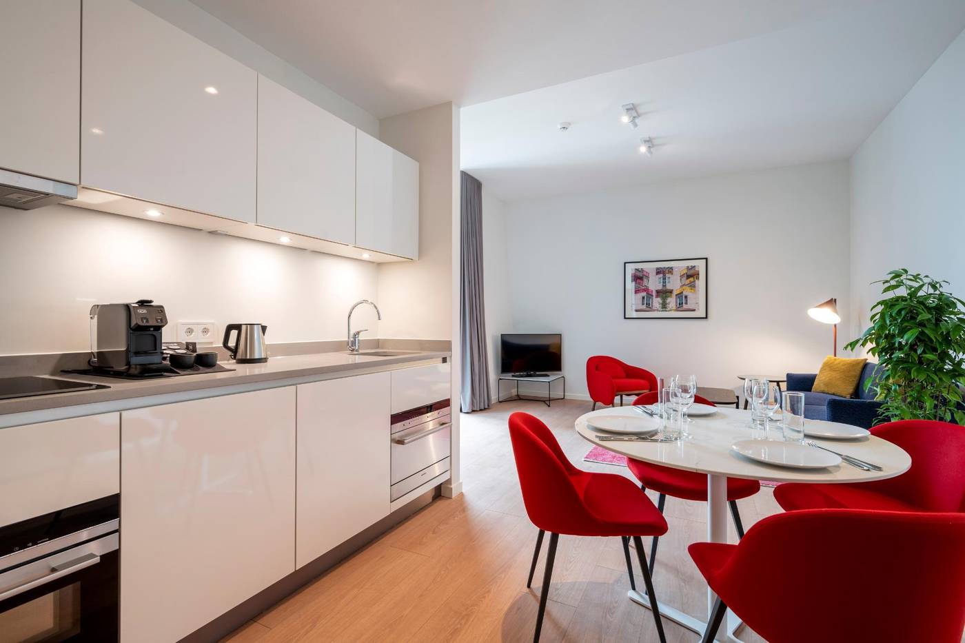 Premier-Suites-Plus-Amsterdam-Room-19